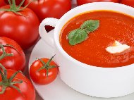 Вкусна доматена крем супа със заквасена сметана и босилек